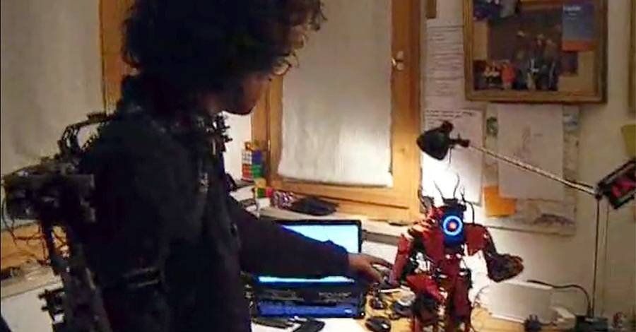 'Pacific Rim' comes to tiny life with this LEGO exoskeleton