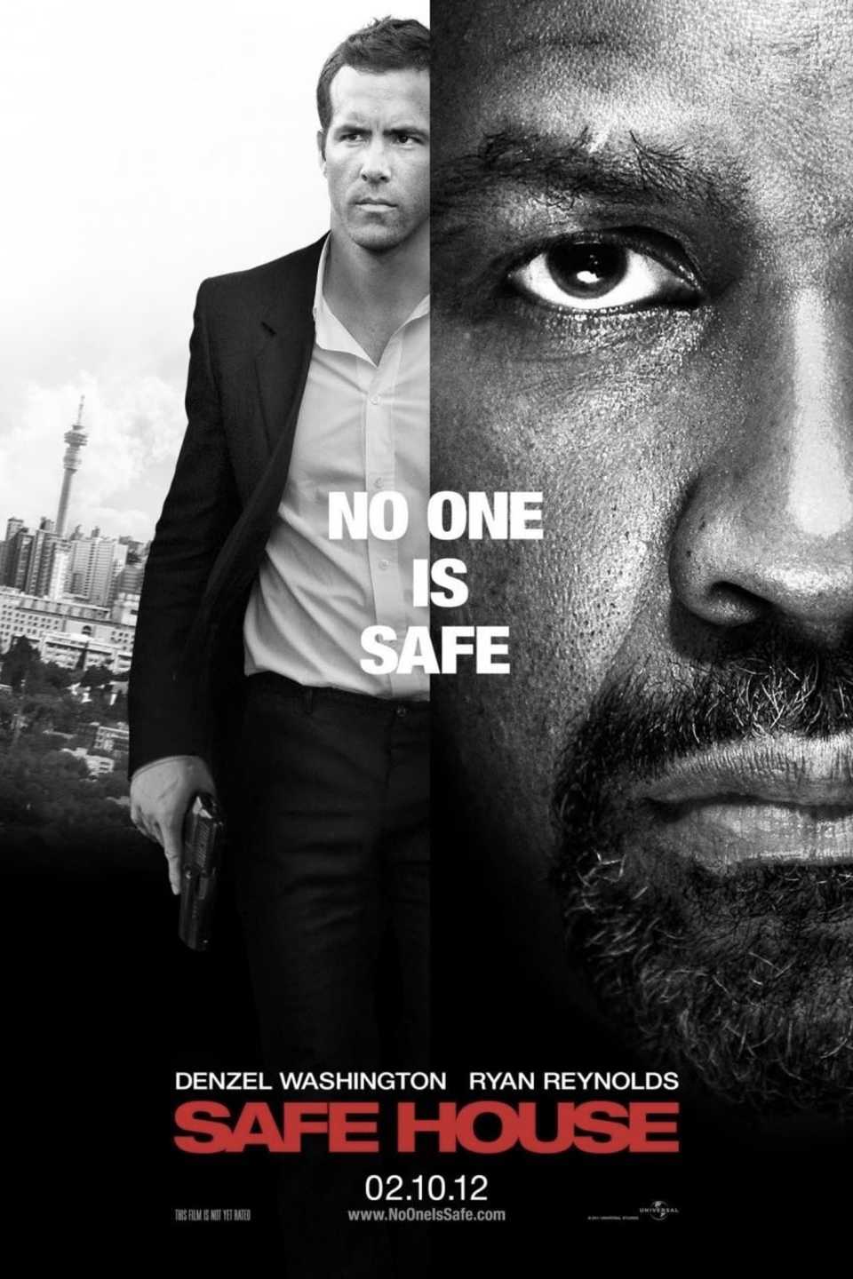 Una división en el cartel de Safe House (2012) muestra a Matt Weston (Ryan Reynolds) sosteniendo una pistola en un lado y un primer plano de la cara de Tobin Frost (Denzel Washington) en el otro.