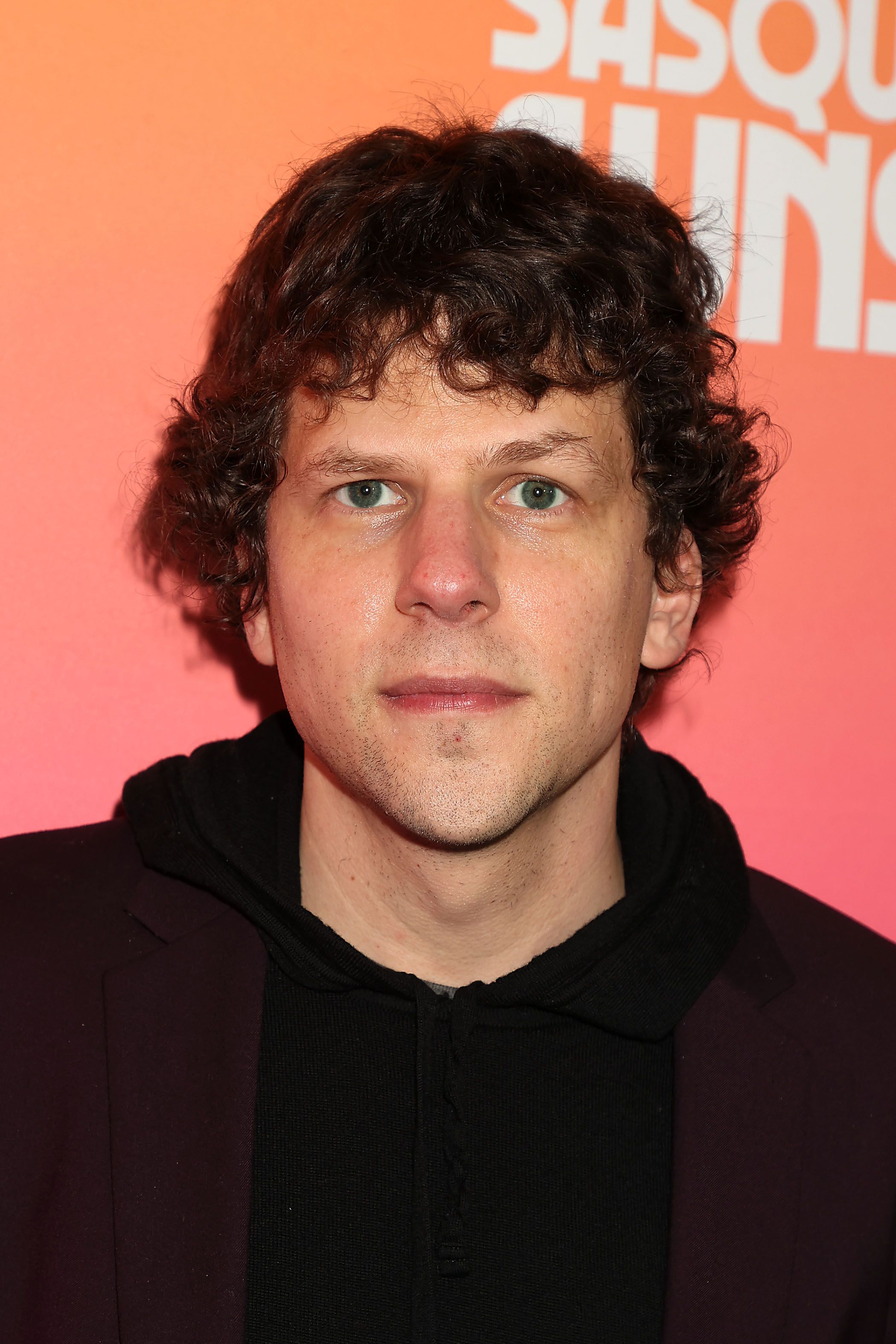 Jesse Eisenberg e J. Daniel Atlas